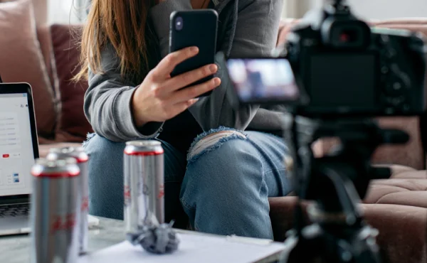 Камера блоггера и банки